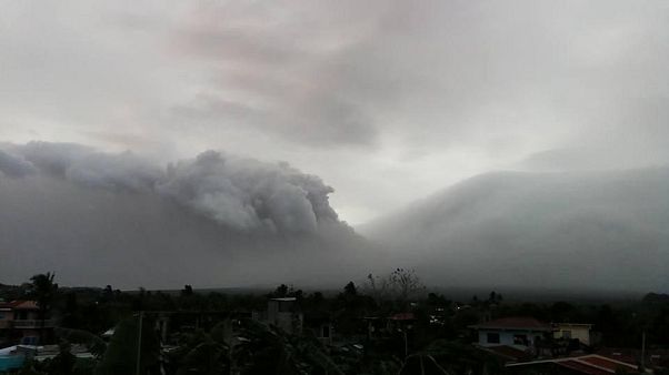 بركان مايون في الفلبين ينفث رماده يوم الاثنين بركان مايون في الفلبين ينفث رماده يوم الاثنين