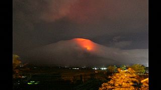 Un volcán entra en erupción en Filipinas