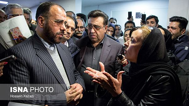 اعتراض خانوادههای جانباختگان نفتکش سانچی به نماینده رئیس جمهوری اعتراض خانوادههای جانباختگان نفتکش سانچی به نماینده رئیس جمهوری