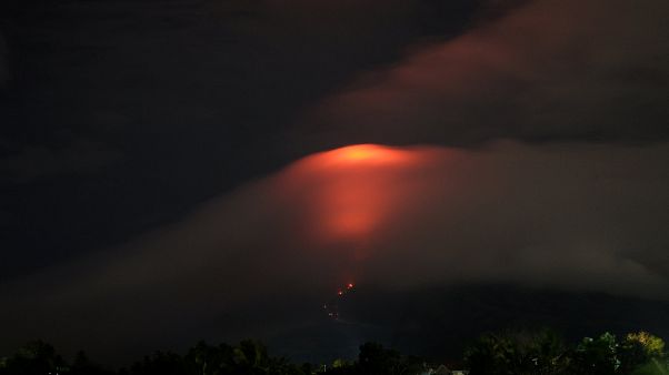 Milhares de deslocados por causa da erupção iminente do Mayon Milhares de deslocados por causa da erupção iminente do Mayon