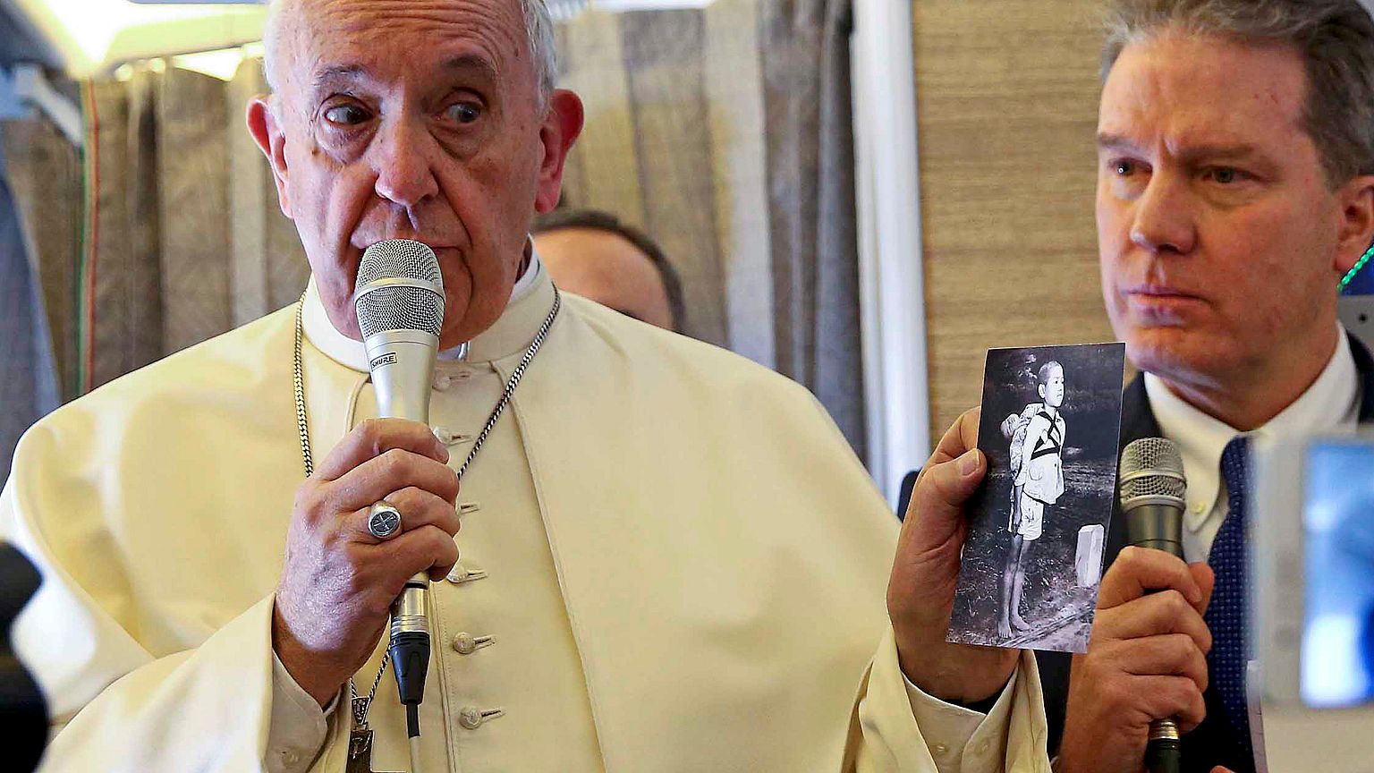 Il Papa mostra la foto del Bimbo di Nagasaki che trasporta il fratello morto