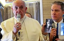 Il Papa mostra la foto del Bimbo di Nagasaki che trasporta il fratello morto