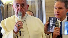 Il Papa mostra la foto del Bimbo di Nagasaki che trasporta il fratello morto