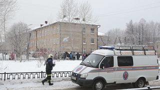 إصابة 15 شخصاً في هجوم بالسكاكين على مدرسة في روسيا
