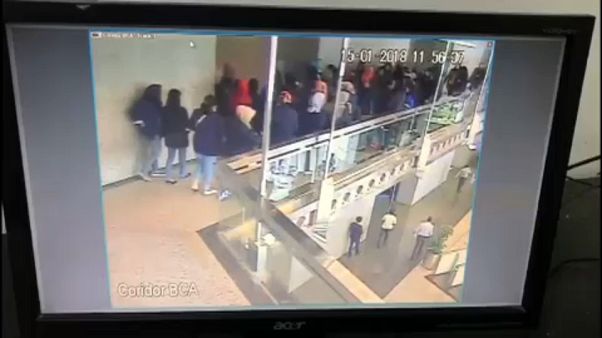 Endonezya'da borsa binası tavanı çöktü Endonezya'da borsa binası tavanı çöktü