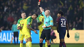 Un árbitro agrede a un jugador y luego le expulsa en la liga Francesa