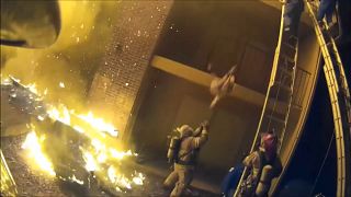 Πυροσβέστης πιάνει στον αερά παιδάκι που πέφτει από φλεγόμενο κτίριο – Βίντεο