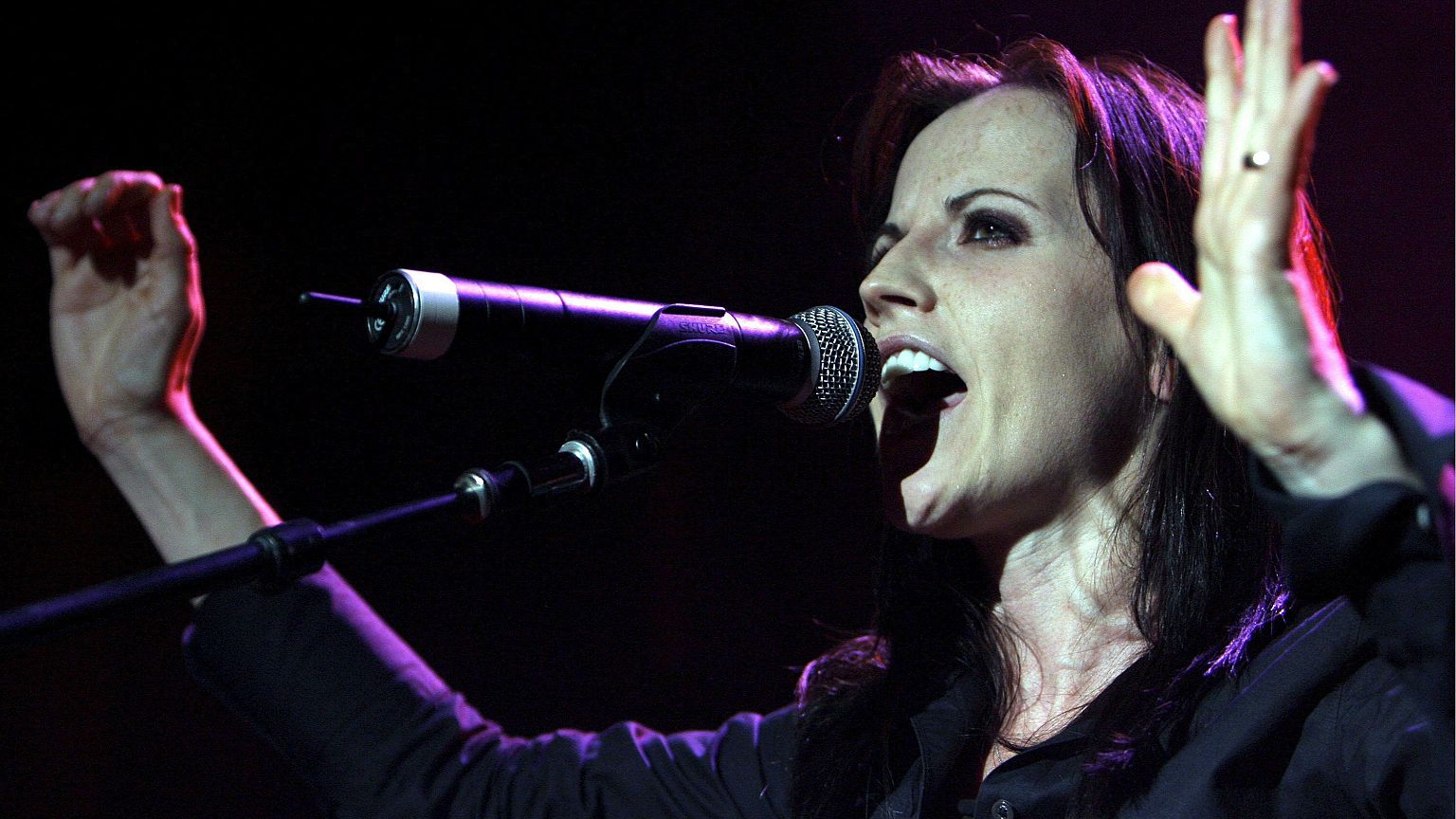 Elhunyt Dolores O'Riordan, a Cranberries zenekar énekesnője