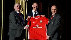 Ryan Giggs está de volta à seleção galesa, mas agora para ficar no banco