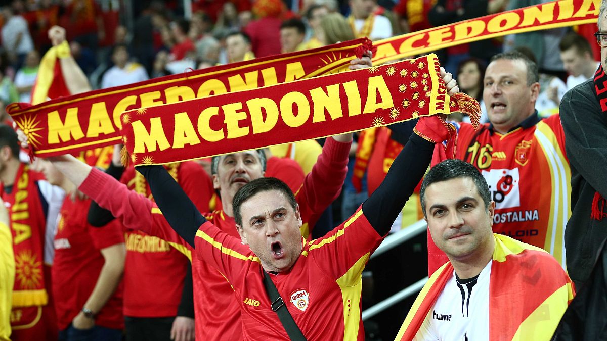 Des supporters de handball macédoniens brandissent leurs écharpes