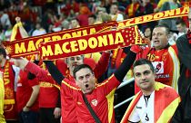 Des supporters de handball macédoniens brandissent leurs écharpes