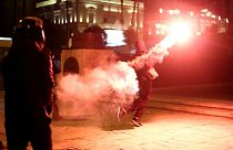 Επεισόδια, πετροπόλεμος και χημικά μπροστά από τη Βουλή