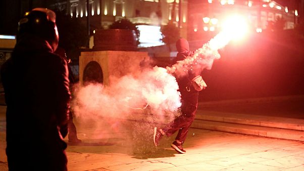 Επεισόδια, πετροπόλεμος και χημικά μπροστά από τη Βουλή Επεισόδια, πετροπόλεμος και χημικά μπροστά από τη Βουλή