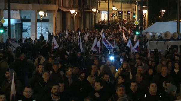 Atina'da göstericiler polisle çatıştı Atina'da göstericiler polisle çatıştı