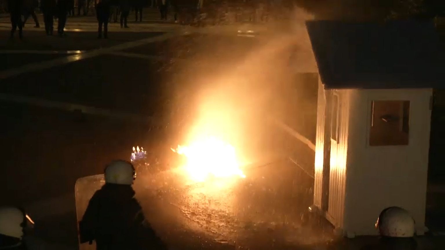 Ein Brandsatz wenige Meter vor einem griechischen Polizisten.
