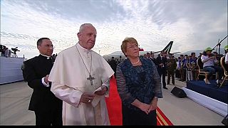 Il papa arriva in Cile, fedeli in festa e massime misure di sicurezza