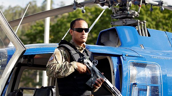 Ein Bild aus anderen Zeiten: Oscar Pérez posiert als Hubschrauberpilot Ein Bild aus anderen Zeiten: Oscar Pérez posiert als Hubschrauberpilot
