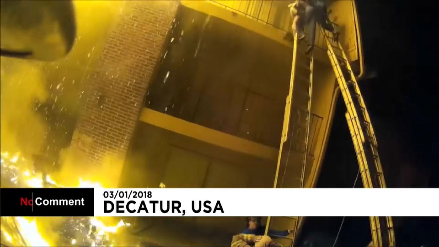 Bombeiros salvam 12 pessoas de um prédio em chamas nos EUA