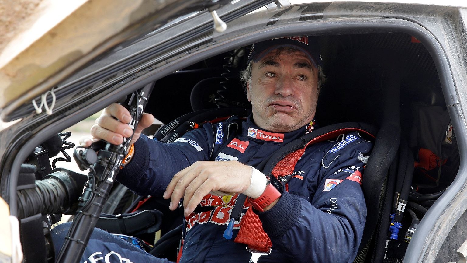 Carlos Sainz sale de su Peugeot