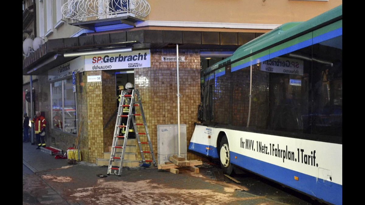 Schulbus rast in Geschäft bei Heidelberg: Mindestens 48 Verletzte