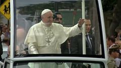 La festa e la protesta per Papa Francesco