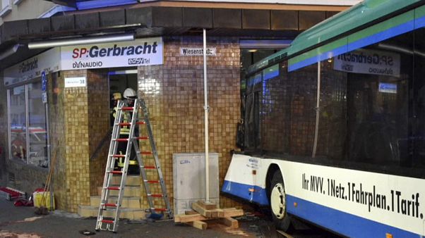 Germania: scuolabus contro un edificio, 48 feriti Germania: scuolabus contro un edificio, 48 feriti