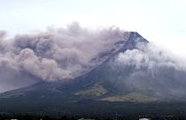 Filippine, vulcano a rischio eruzione: fuggono gli abitanti, accorrono i turisti