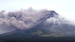 Filippine, vulcano a rischio eruzione: fuggono gli abitanti, accorrono i turisti