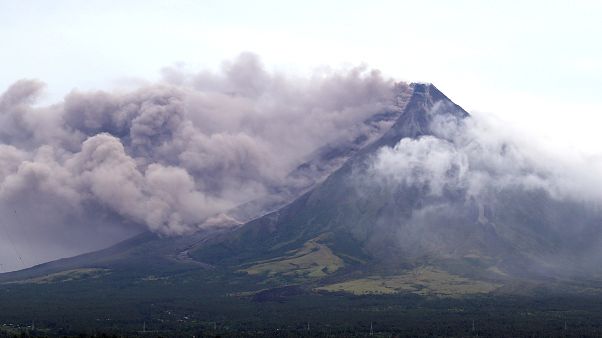 Filippine, vulcano a rischio eruzione: fuggono gli abitanti, accorrono i turisti Filippine, vulcano a rischio eruzione: fuggono gli abitanti, accorrono i turisti