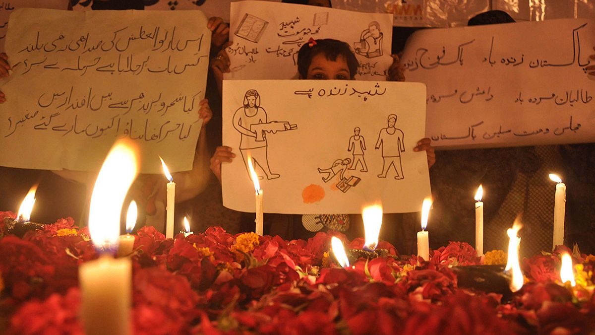 A katonaiskolai terrortámadás áldozataira emlékeznek Karacsiban 2014-ben