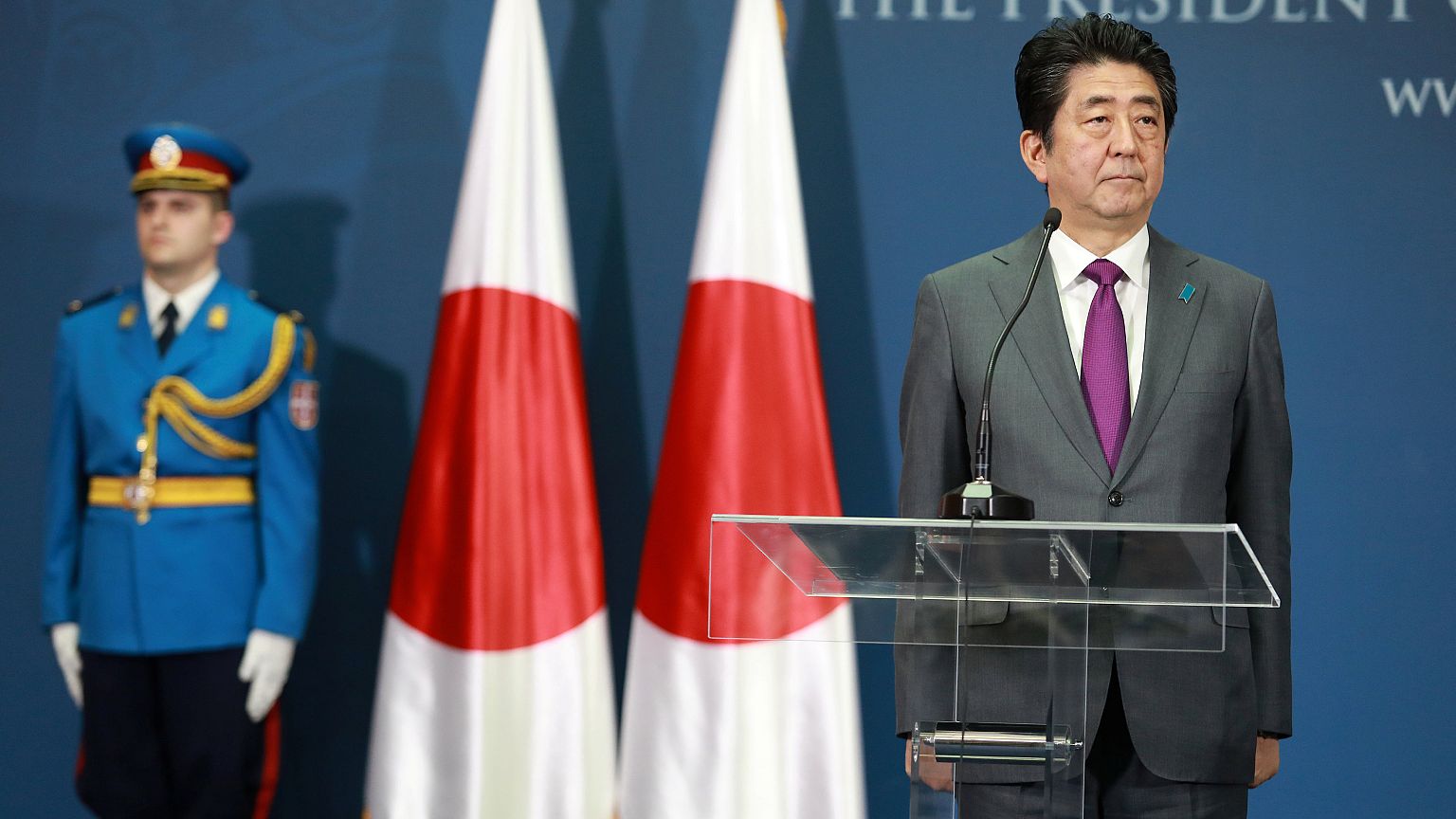 Shinzo Abe durante una conferenza stampa a Belgrado con Vucic