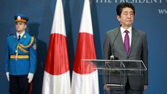 Shinzo Abe durante una conferenza stampa a Belgrado con Vucic