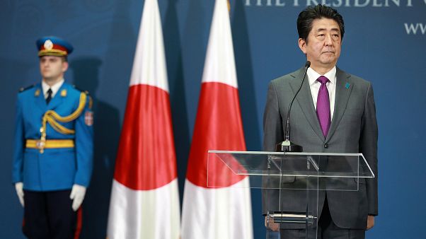 Shinzo Abe durante una conferenza stampa a Belgrado con Vucic Shinzo Abe durante una conferenza stampa a Belgrado con Vucic