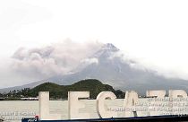 Вулкан Майон пугает жителей