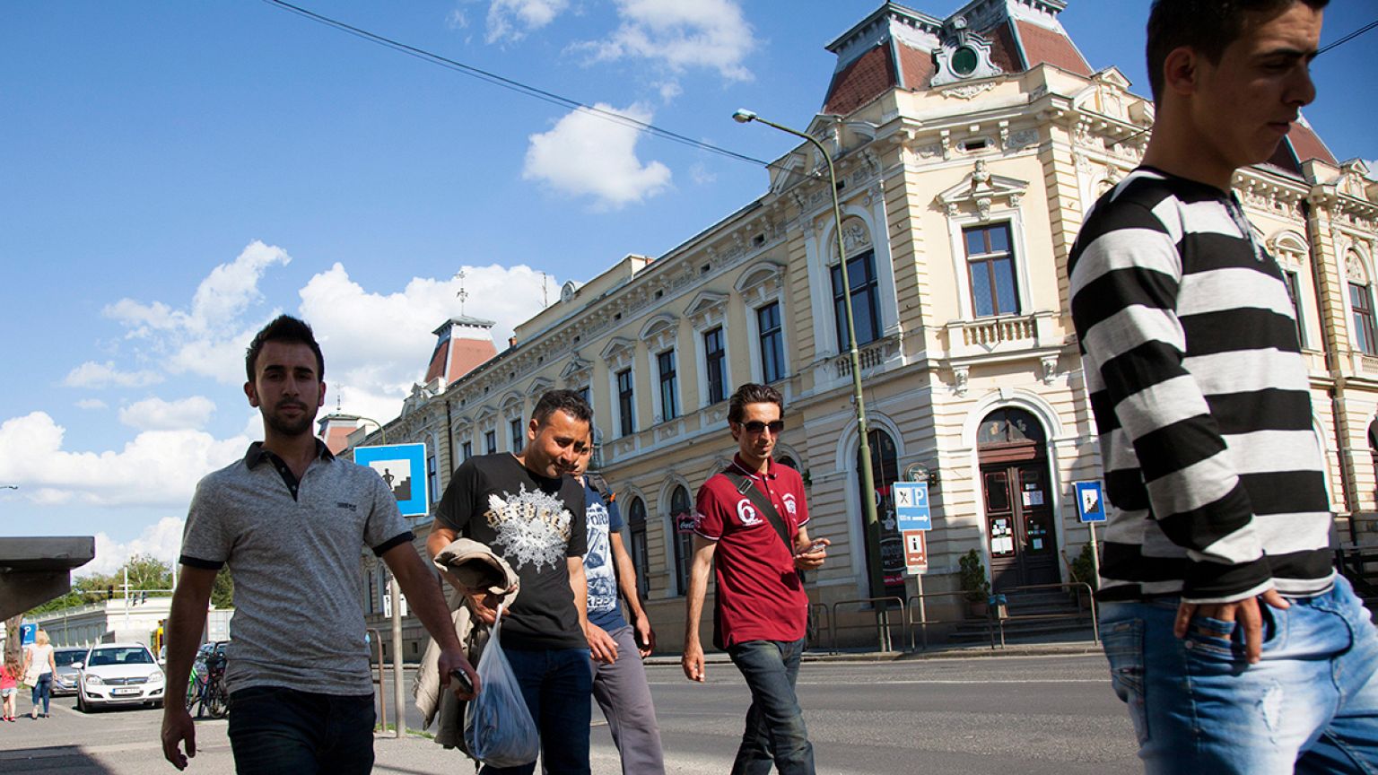 Ideiglenes befogadótáborban elszállásolt migránsok egy csoportja Körmenden