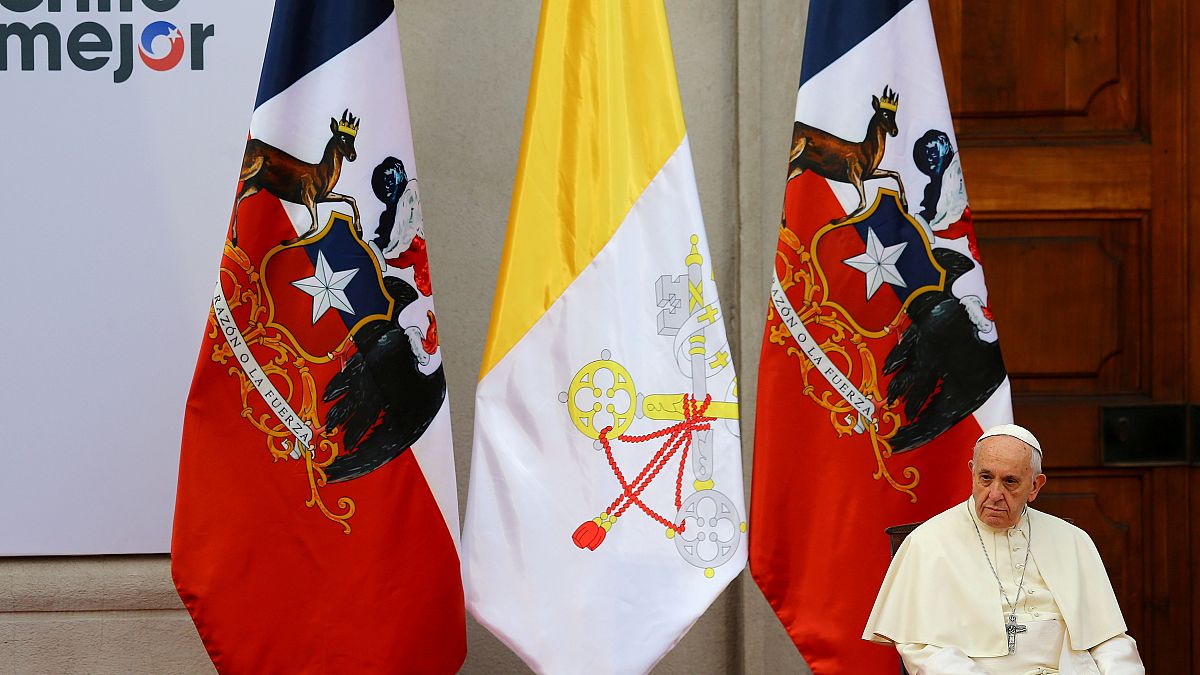 Папа римский испытывает "боль и стыд" из-за священников-педофилов