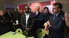 Президент Макрон посвятит день мигрантам