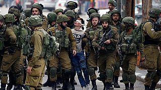 الطفل فوزي الجنيدي أثناء اعتقاله من القوات الإسرائيلية