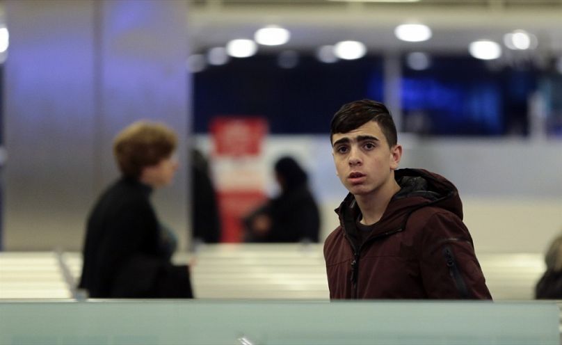 الطفل الفلسطيني فوزي جنيدي لدى وصوله إلى اسطنبول بتركيا