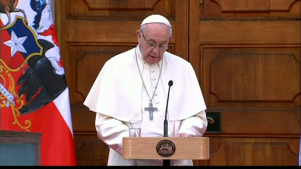Il papa Francesco durante il suo discorso a Santiago del Cile