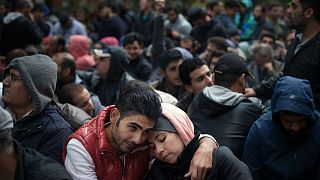 اللاجئون والمهاجرون ينتظرون الانتهاء من إجراءات التسجيل في برلين، ألمانيا.
