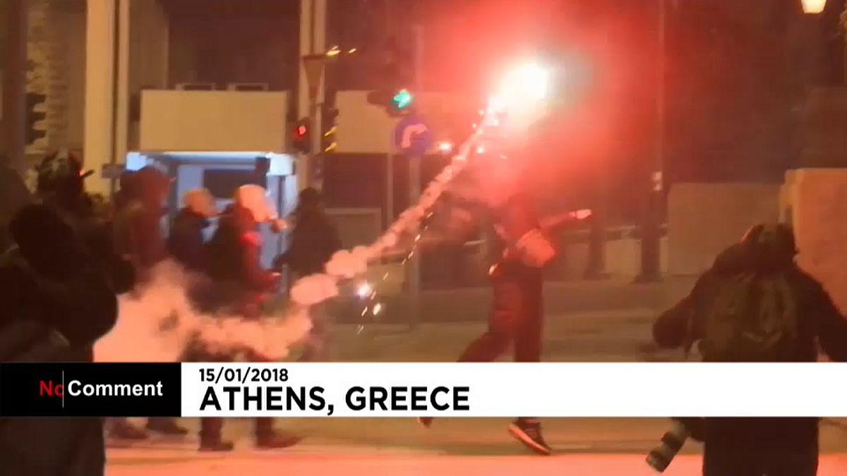 Violência marca aprovação de novo pacote de austeridade na Grécia