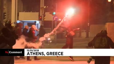 Violência marca aprovação de novo pacote de austeridade na Grécia