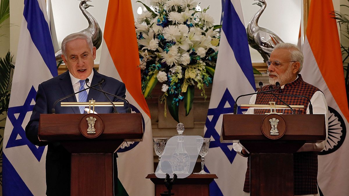 رئيسا الوزراء الهندي ناريندرا مودي (يمين) والإسرائيلي بنيامين نتنياهو