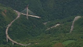 الجسر الذي سقط فيما كان العمال يبنونه في كولومبيا