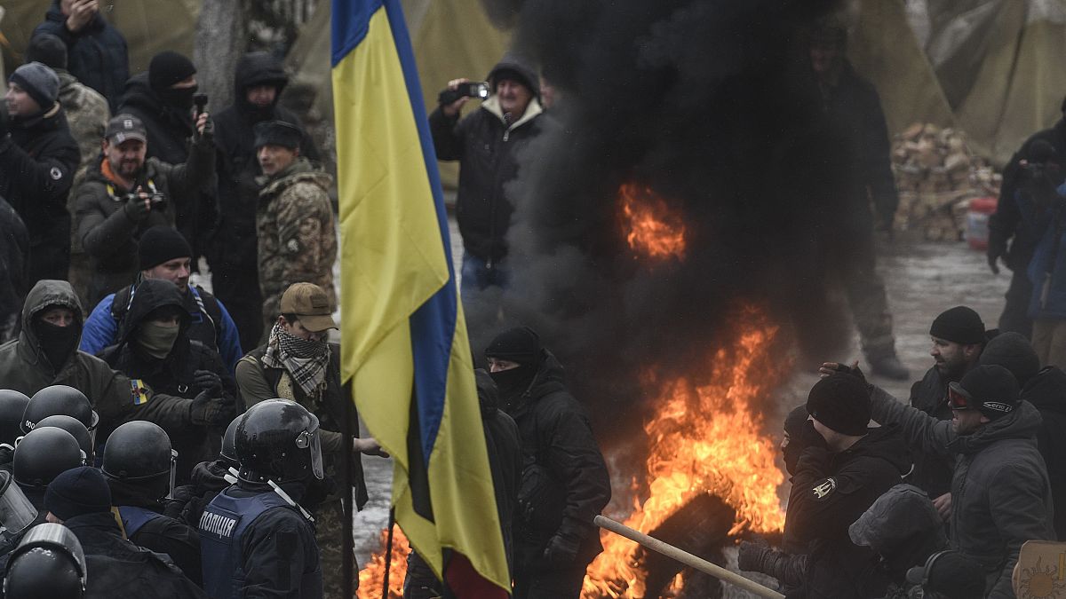 В Киеве снова жгут флаг России