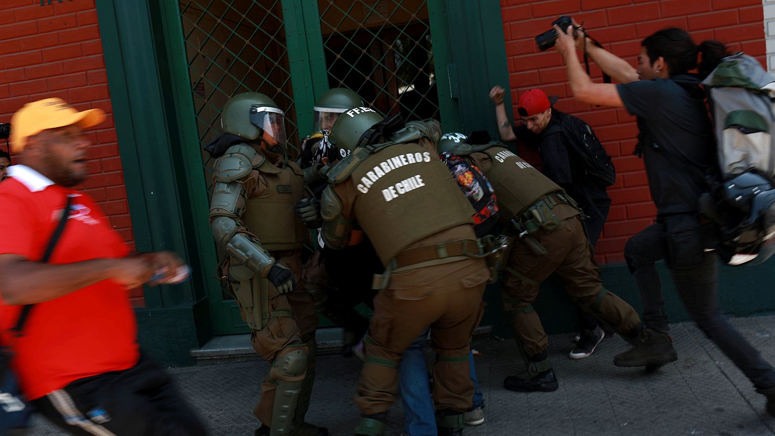 Visita do papa ao Chile acaba em violência