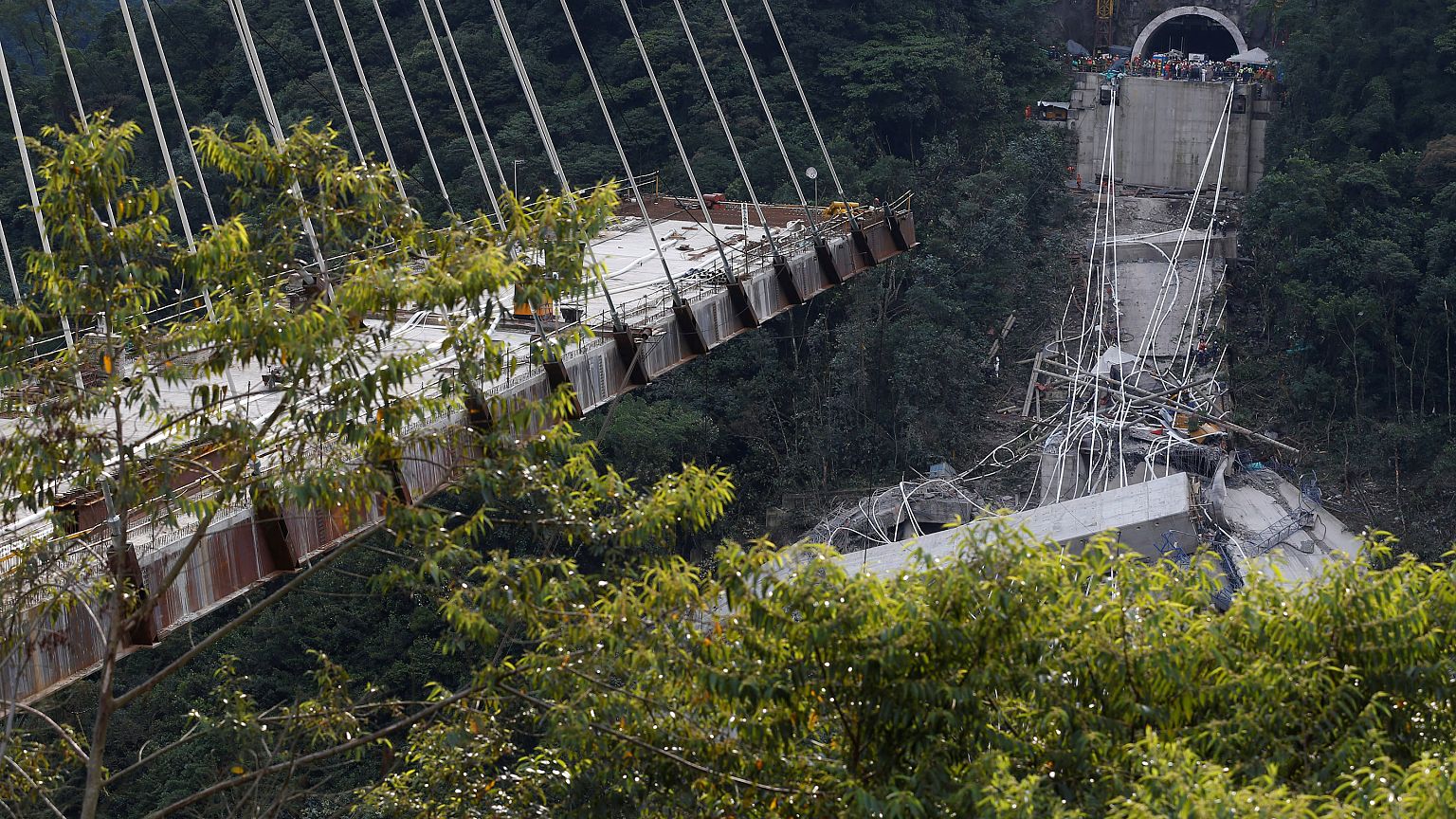 Ponte em construção colapsa