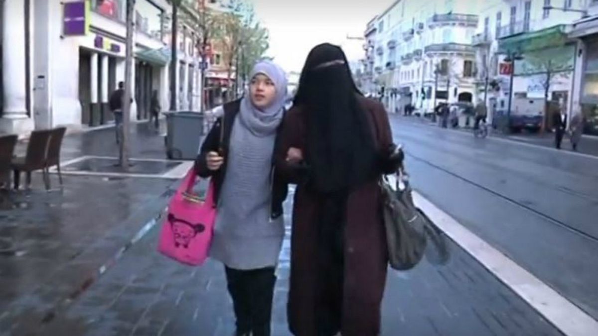 مدرسة بريطانية تحظر على الفتيات الصغار ارتداء الحجاب وصوم رمضان 