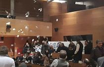 Εισβολή μελών της Χρυσής Αυγής στο Δημοτικό Συμβούλιο Θεσσαλονίκης